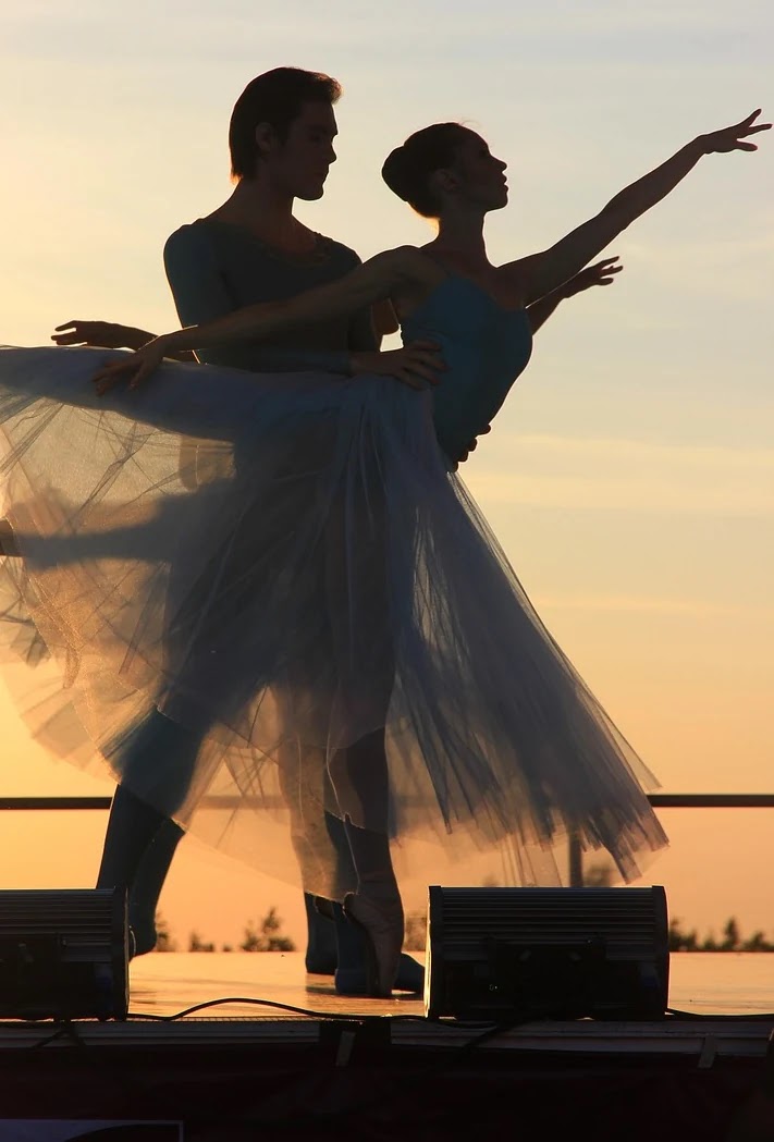 장르별 로맨스 서사 구조 특징과 웹툰·드라마 적용 사례 분석