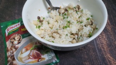 Cắt bỏ gốc nấm linh chi, rửa sạch, để ráo rồi cắt hạt lựu nhỏ. Cắt nhỏ hành lá. Trộn đều cơm nguội với hạt nêm chay Knorr, nấm linh chi nâu, hành lá, tiêu xay, tỏi phi. Khi trộn, bóp nhẹ tay cho cơm tơi, rời hạt, thấm đều gia vị, hòa quyện nguyên liệu.