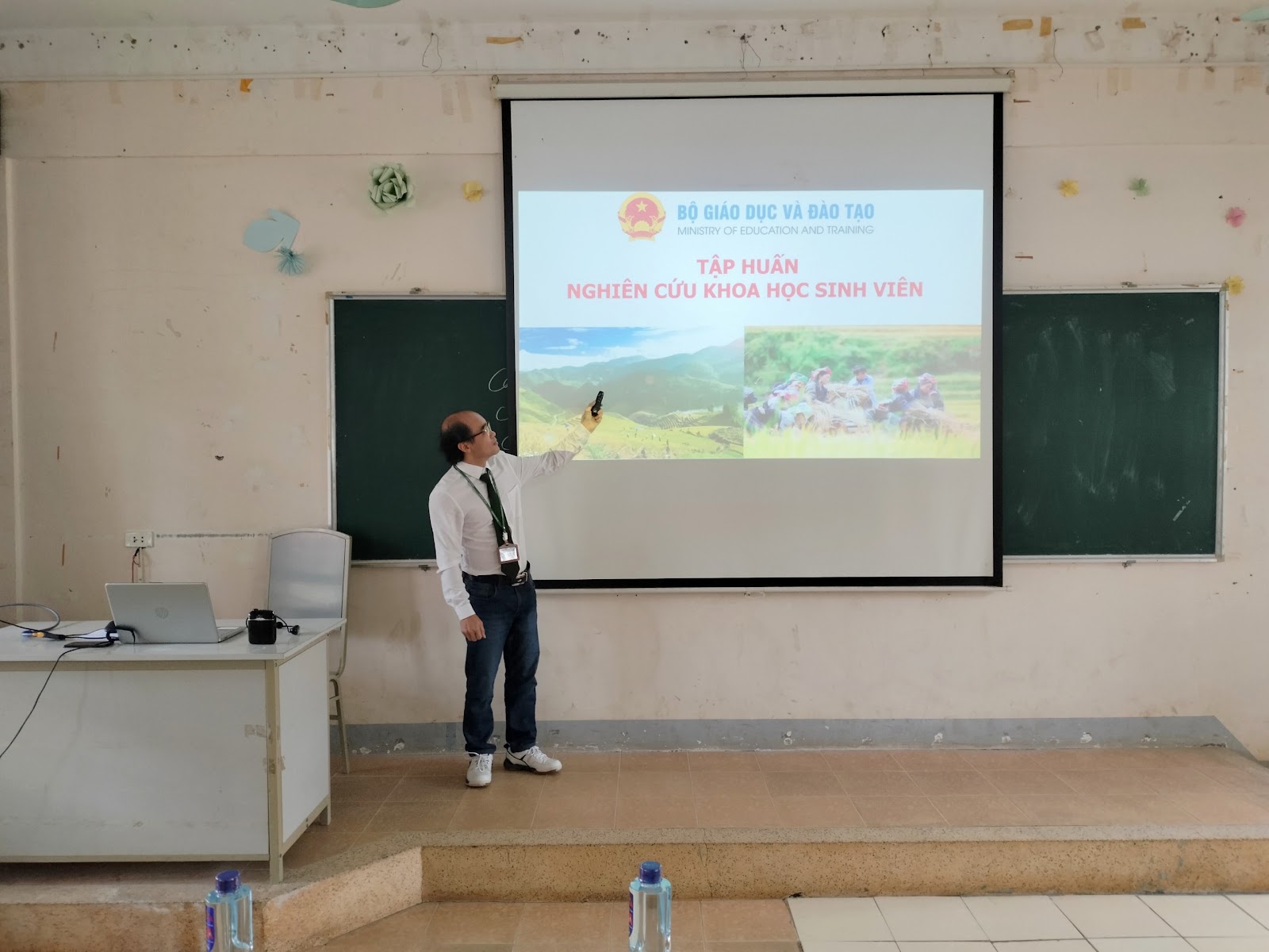 Chi bộ Khoa Khoa học Xã hội tập huấn nâng cao năng lực nghiên cứu khoa học cho sinh viên