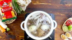 Để chuẩn bị cho phần nước dùng thì bạn cần nướng qua các loại rau củ như hành tây và hành tím, nướng chín khô mực và rang tôm khô. Bắc một nồi chứa 1 lít nước lọc lên bếp, lần lượt cho vào nồi 500gr xương heo, 80gr cà rốt, 80gr củ cải, 80gr hành tây nướng, 30gr hành tím nướng, 30gr khô mực nướng, 20gr tôm khô rang. Đun cho nước sôi rồi hớt bỏ bọt bẩn, hầm lửa nhỏ 1 tiếng đồng hồ và thường xuyên vớt bọt để nước dùng được trong. Sau đó lọc bỏ xác chỉ lấy nước dùng.