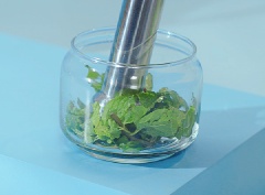 Hòa tan gói trà sữa NESTEA Matcha với 100ml nước nóng rôi để nguội. Ép lấy 10ml nước lá bạc hà rồi cho vào trà sữa NESTEA Matcha.