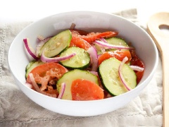 Thưởng thức ngay món salad tươi ngon này nào. Salad dưa leo cà chua hành tây này rất tốt cho sức khỏe, đặc biệt là với những ai muốn có làn da, vóc dáng đẹp thì càng không thể bỏ qua nha.