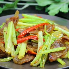 Cho món ăn ra đĩa và thưởng thức. Lạp xưởng kết hợp với cần tây làm cho món ăn trở lên hấp dẫn hơn. Vị ngậy, dai béo của lạp xưởng khi xào với cần tây sẽ tăng thêm vị thơm ngon của món ăn. Món ăn này chế biến rất đơn giản, ăn lạ miệng và ngon.
