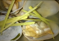 Cho bún hoặc mì vào chén, chan thêm 3-4 muỗng nước dùng, ăn nghêu kèm muối tiêu chanh hoặc nước mắm tỏi ớt.