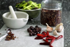 Măng tây rửa sạch, để ráo, cắt khúc vừa ăn. Tiếp đó cho trái olive đen, tỏi, hạt tiêu vào cối và giã thât nhuyễn. Làm nóng chảo với dầu ăn, cho ớt khô vào phi thơm, rồi cho hạt tiêu và một phần sốt olive vừa giã vào đảo đều 10 giây. Cuối cùng cho măng tây vào xào chín, cho nốt phần sốt olive và muối vào đảo thêm vài lần là xong rồi đó.