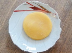 Chia nhân đậu thành từng phần nhỏ, ấn dẹp và nắn sao cho vừa khuôn. Sau đó rưới nước rau câu vào khuôn, đợi cho rau câu hơi đông lại thì đặt miếng nhân đậu vào rồi rưới tiếp nước rau câu cho đầy khuôn, để nguội rồi cho vào mắt tủ lạnh khoảng 1-2 tiếng là có thể dùng.
