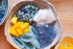 Một chút biến tấu và 1 chút sáng tạo, tận dụng những nguyên liệu sẵn có trong gia đình, là bạn đã có thể chiêu đãi cả gia đình một món chè thái thạch củ năng hoa đậu biết siêu hoành tránh và hấp dẫn rồi. Những viên thạch hoa đậu biết với màu xanh đặc trưng thật cuốn hút, nhai vào cảm giác sần sật rất thú vị. Những nguyên liệu có vẻ không liên quan, nhưng khi kết hợp với nhau lại trở thành 1 món chè cực kì ngon miệng, ăn hoài không biết chán.