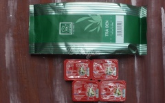Chuẩn bị nguyên liệu. Chia trà mạn ra thành 2 phần bằng nhau, cho vào 2 bình.