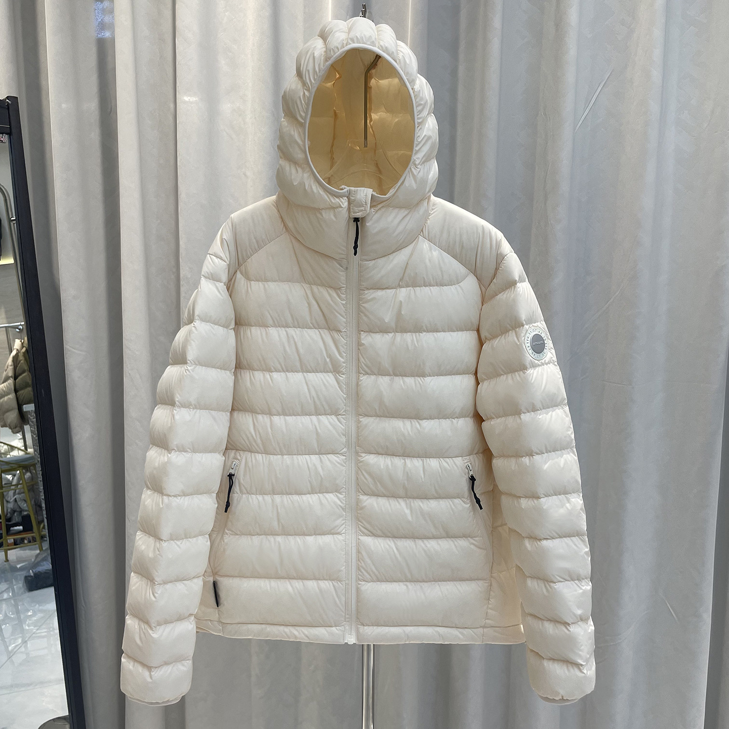 Lightweight down jacket with hood, filled with white duck down