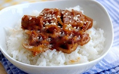 Tắt bếp, cho món ăn ra tô cùng với cơm. Rắc mè trắng lên là có thể thưởng thức ngay.