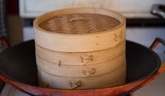 Cắt giấy rồi lót dưới đế bánh bao. Cho nước lạnh vào nồi, đặt xửng lên, cho bánh vào xửng, đậy nắp và đun sôi. Bạn hấp bánh khoảng 15 phút, sau khi thấy nước sôi là được. Gắp ra đĩa và dùng nóng rất ngon.