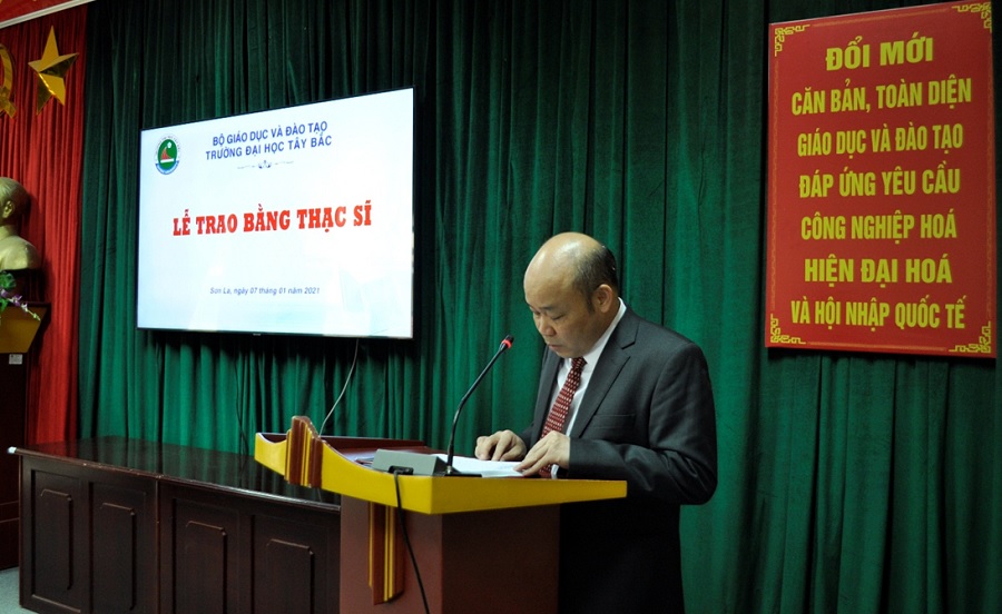 Lễ trao bằng thạc sĩ cho học viên cao học K7 tại Trường Đại học Tây Bắc