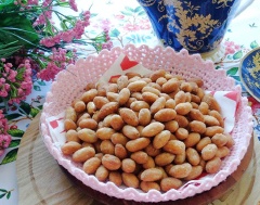 Khi đậu phộng giòn, vớt ra, để ráo dầu. Cho đậu phộng vào hũ thủy tinh, đậy kín nắp và dùng dần.