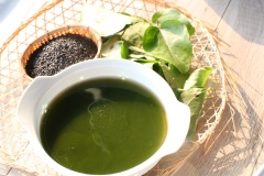 Phần nước sương sâm sau khi lượt lại lần nữa rồi cho vào tô thì khoảng 2 - 4 tiếng sau sẽ đông cứng lại. Bạn cho ly sương sâm này vào tủ lạnh cho mát. Sương sâm khi đông có vị nhạt, phảng phất thơm mùi lá cây nguyên chất.