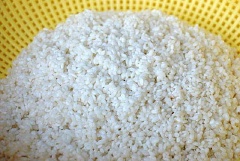 Gọt vỏ khoai môn, rửa sạch, cắt khối vuông nhỏ cho vừa ăn, tùy vào sở thích mà bạn có thể cắt khoai môn nhỏ hay lớn để chè khoai môn được ngon. Đãi sạch gạo nếp, ngâm với nước khoảng 1 giờ hoặc qua đêm cho mềm. Rửa sạch lá dứa, để ráo.