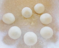 Nấu nồi nước sôi, cho hết viên bột vào luộc trên lửa vừa đến khi viên bột nổi lên, có màu trong thì vớt ra cho vào tô nước đá lạnh. Bắt một nồi lên bếp, cho dầu vào đun nóng rồi thả hành tím, hành lá vào phi thơm và chế 2 tô nước vào nấu sôi. Tiếp đó cho các viên bột thịt, cà rốt xắt hình hai và nấm đã làm sạch vào nấu 2 - 3 phút, nêm nếm gia vị cho vừa ăn là có thể tắt bếp. Múc canh ra tô và dùng nóng nhé.
