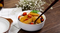 Như vậy chỉ với ba bước làm đơn giản là bạn đã có ngay lọ củ cải ngâm tương rồi đấy. Củ cải giòn thơm, có vị chua chua nhẹ của giấm, vị mặn vừa phải của nước tương ăn kèm với cháo trắng thì ngon khỏi chê.