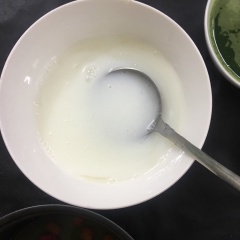 Pha nước lá dứa cùng 1/2 phần rau câu, 1/2 còn lại pha với sữa tươi. Đổ xen kẽ từng lớp nhớ để nguội và đổ từ từ thôi nhé. Sau khi đã đổ xong chờ nguội một chút thì cho vào tủ lạnh để đông lại nhé.