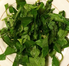 Húng quế rửa sạch, cắt rộng khoảng 1cm. Ớt chuông cắt miếng nhỏ dài.