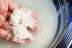 Nếp gói bánh chưng xanh phải chọn loại nếp ngon. Đậu xanh chọn loại to, ít lép. Đem vo thật sạch gạo nếp, xong trộn gạo nếp đã vo cùng với 1 muỗng canh muối, xóc cho đều. Ngâm đậu xanh không vỏ ngập nước qua đêm và đãi đậu lại cho kỹ rồi để ráo.