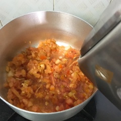 Bắt nồi lên bếp, cho một ít dầu ăn, đợi dầu nóng cho hết phần tỏi đã chuẩn bị vào, đảo đều tay tránh để khét. Tiếp đến đổ đế phần cà chua đã cắt vào, đổ vào thêm 4 chén nước lọc rồi đậy nắp, đợi cho sôi.