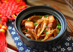 Món thịt dùng với cơm nóng thì thích hợp lắm đấy nhé!