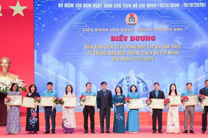 Hà Nội tôn vinh 30 điển hình học tập, làm theo Bác - Đài Phát thanh và truyền hình Hà Nội