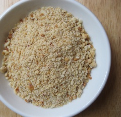 Đậu phộng ráng thơm, chà vỏ, giã dập.