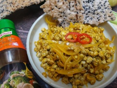 Cho hến xào xúc bánh đa ra dĩa, vị bánh đa giòn rụm, kết hợp hến đậm đà, thơm lừng, rất ngon miệng. Trời ơi, mưa thì kệ mưa, hến xào xúc bánh đa ngon như này làm sao cưỡng lại được đúng không nào.
