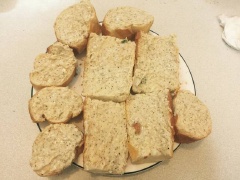 Quết đều hỗn hợp sốt mayonnaise, tỏi băm lên từng miếng bánh mì. Rắc ớt bột, ngò rí cắt nhỏ lên trên.