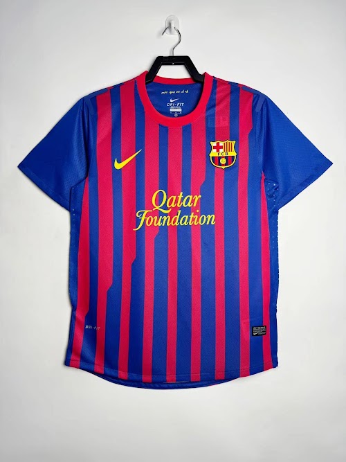 Equipación local del Barcelona 2011-12.jpeg