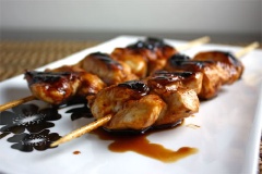 Thịt chín đem ra bày đĩa, trang trí tùy thích là món thịt xiên nướng Yakitori đã hoàn thành rồi đấy!