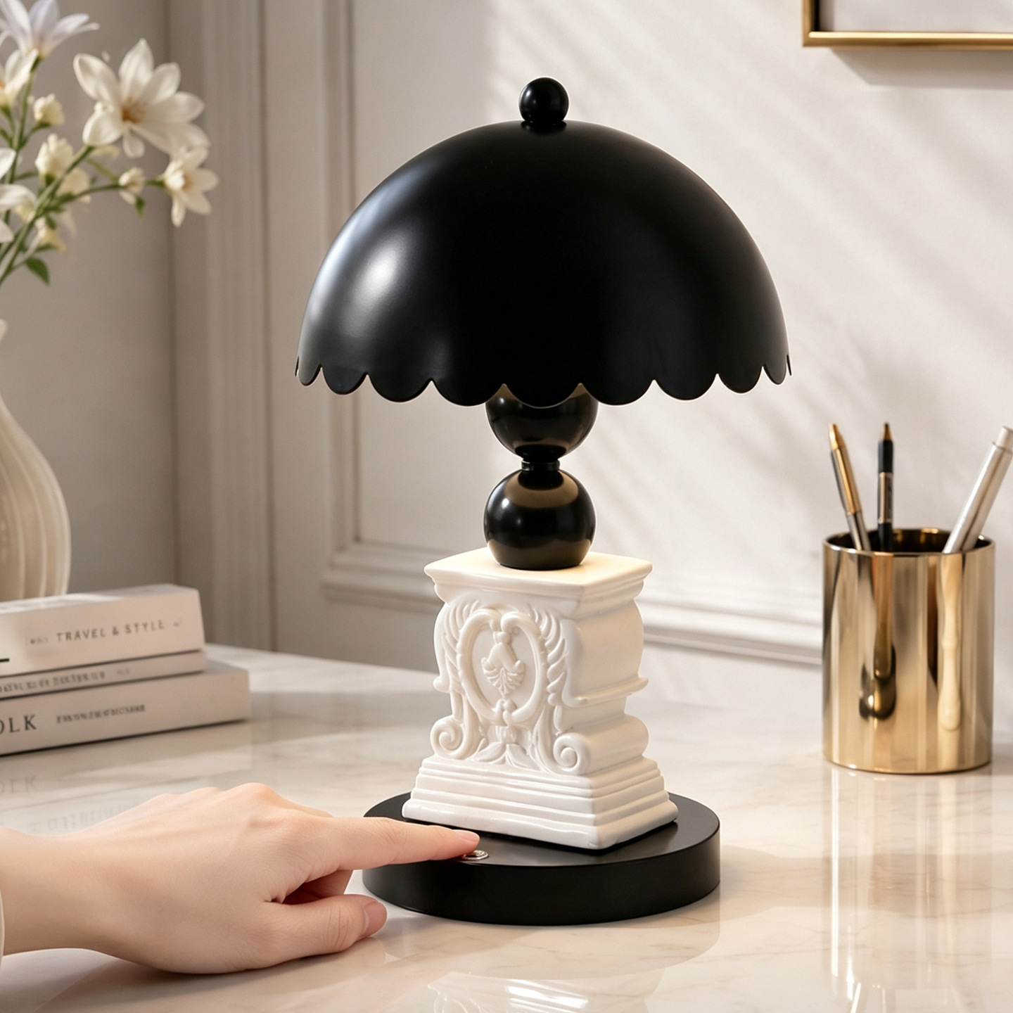 Table lamp with column shape and relief pattern