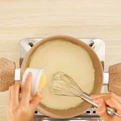 Cho 1 hộp phô mai con bò cười vào nấu cho mềm, tiếp đó vừa đổ vừa khuấy đều 110ml sữa tươi không đường, sau đó cho 45gr sữa đặc, 15gr bơ lạt, 20gr phô mai Mozzarella vào khuấy cho đến khi sốt sệt lại.