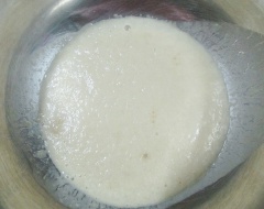 Đầu tiên, cho 100ml sữa tươi không đường, 20gr đường trắng, 3gr men nở vào 1 cái tô, trộn đều, để nghỉ trong 15-20 phút.
