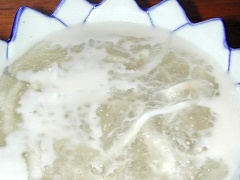 Cho chè bột báng nấu dừa non ra chén, rưới nước cốt dừa lên, ăn nóng. Nếu thích ăn lạnh thì để chè nguội bớt rồi cho vào ngăn mát tủ lạnh khoảng 2 tiếng là dùng được.