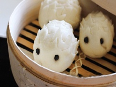 Bánh bao sữa tươi nở xốp mềm, thơm ngon, nhân đậu xanh bùi ngọt vừa phải. Đặc biệt được tạo thành hình những chú nhím ngộ nghĩnh đáng yêu. Hứa hẹn sẽ là món ăn sáng hấp dẫn cho các bé bi ở nhà.