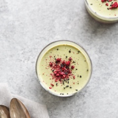 Panna cotta trà xanh mâm xôi là món ăn vặt mát lạnh, thơm ngon, rất hợp cho mùa hè. Tranh thủ những lúc rảnh rỗi để làm ngay vài mẻ panna cotta bảo quản ngăn mát tủ lạnh để dùng dần trong tuần nhé.