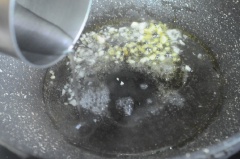 Đun nóng 2 muỗng canh dầu ăn, cho tỏi băm xào vào thơm. Sau đó rưới 2 muỗng canh nước vào, khuấy đều. Nhanh tay cho rau lang vào, xào 1-2 phút. Rắc thêm 1/2 muỗng cà phê muối, xào tiếp cho rau xẹp xuống là được.