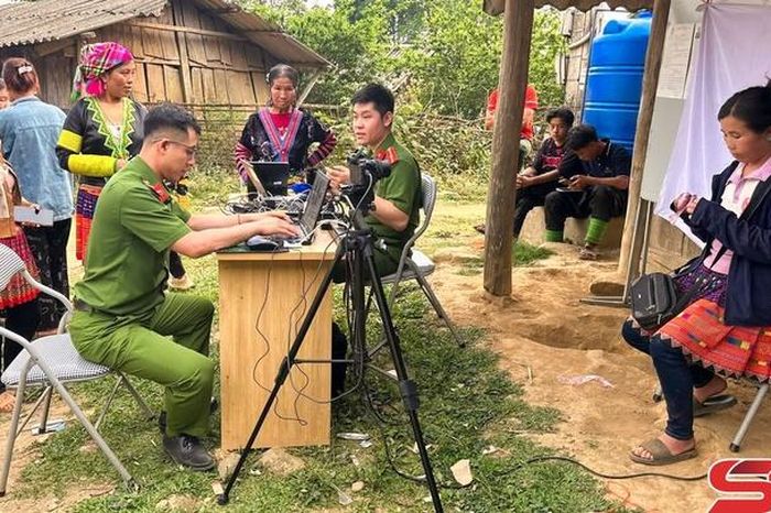 Đưa định danh số phủ sóng đến những bản làng - Báo Sơn La