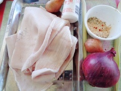 Da heo, dùng dao cạo sạch các chất bẩn bám bên ngoài. Cho 1 muỗng canh muối lên miếng da chà xát rồi rửa sạch qua nước lạnh. Nấu nước sôi với 1 muỗng canh muối cùng 3 củ sả và 3 lát gừng đập dập. Để nước sôi 5 phút thì cho da vào luộc 5-7 phút. Đổ bì ra rổ, xả qua nước lạnh (bạn có thể ngâm qua nước đá lạnh).