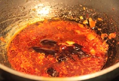 Đun nóng 1 muỗng cà phê dầu ăn, phi tỏi thơm, rưới vào 1 muỗng canh dầu hào, 1/4 muỗng cà phê ớt bột, 1 muỗng canh đường, 1 muỗng cà phê xì dầu, một ít nước lọc, đun sôi.