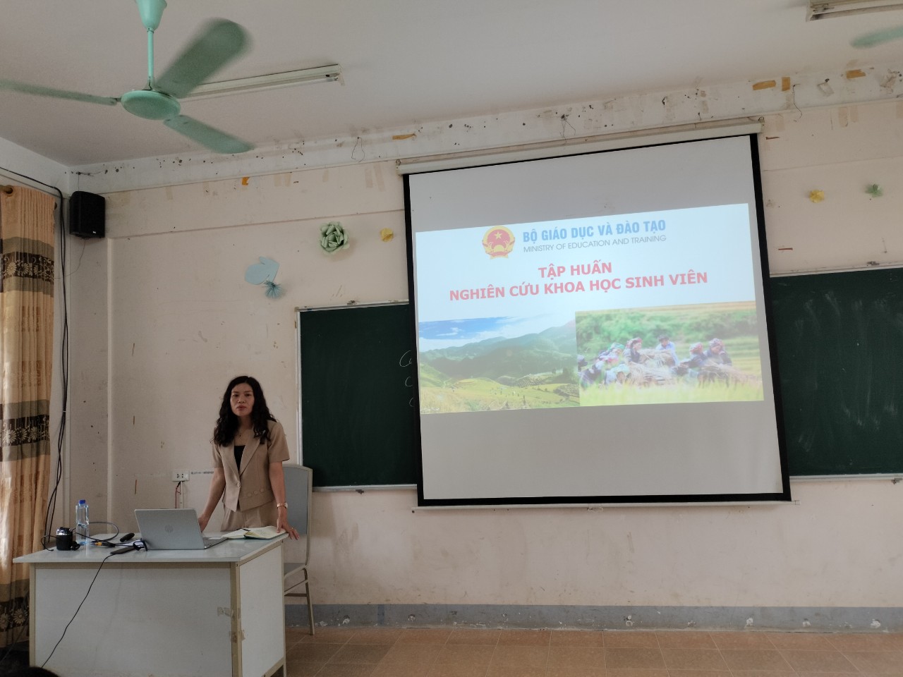 Chi bộ Khoa Khoa học Xã hội tập huấn nâng cao năng lực nghiên cứu khoa học cho sinh viên