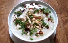 Cháo chín, múc ra tô ngay khi còn nóng, thêm thịt gà, hành ngò, tiêu và hành phi. Vậy là có một tô cháo gà nóng hổi cho bữa sáng hoặc bữa tối những ngày trời mưa lạnh thế này rồi.