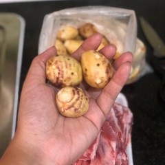 Khoai sọ gọt vỏ, ngâm vào nước muối để không bị thâm đen. Khi bạn gọt vỏ nhớ đeo bao tay nilon để không bị ngứa nhé.