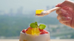 Vậy là đã hoàn thành món ăn nhẹ vô cùng tốt cho sức khỏe, Khi ăn ta dùng chung món ăn với sữa chua có thể thêm các loại trái cây như dâu tây, trang trí húng lũi để thêm phần tươi mát và bắt mắt. Hương vị chua chua ngọt ngọt thơm ngon tan khắp miệng cho bạn một cảm giác tươi mát khó tả đặc biệt giúp bạn chông lại oxy hóa rất tốt, Rất phù hợp dùng sau những bữa tập để bổ xung lượng dưỡng chất, hay tráng miệng sau mỗi bữa ăn sẽ rất tốt cho hệ tiêu hóa.
