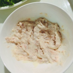 Cho vào chén 1 muỗng canh dầu mè (có thể 2 muỗng cà phê). Cho tiếp vào 2 muỗng canh sốt mayonnaise (nên sử dụng loại sốt giành cho ăn kiêng) và 1 muỗng canh thịt cá ngừ đóng hộp. Dùng muỗng tán và trộn đều hỗn hợp.