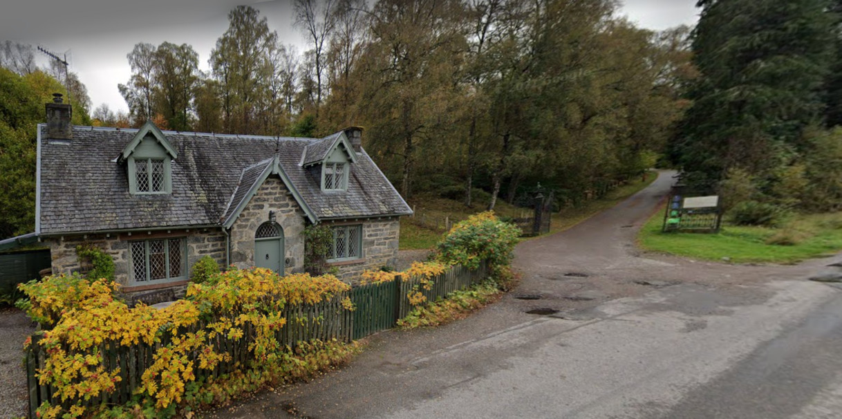 Guisachan_Gate_Cottage_2021_and_gateway.jpg