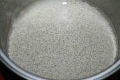 Chuẩn bị nguyên liệu. Vo sạch gạo nếp và cho vào nồi cơm điện để nấu xôi.