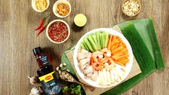 Cho củ hũ dừa, dưa leo, cà rốt và tôm thịt vào chung một tô, rưới nước mắm lên trên rồi trộn đều tất cả. Khi trộn nhớ nhẹ tay đừng bóp các loại rau củ sẽ khiến gỏi chảy nước. Cuối cùng cho thêm rau răm cắt nhỏ, đậu phộng rang, hành phi, tỏi phi lên trên rồi trộn nhẹ lần nữa và thưởng thức.